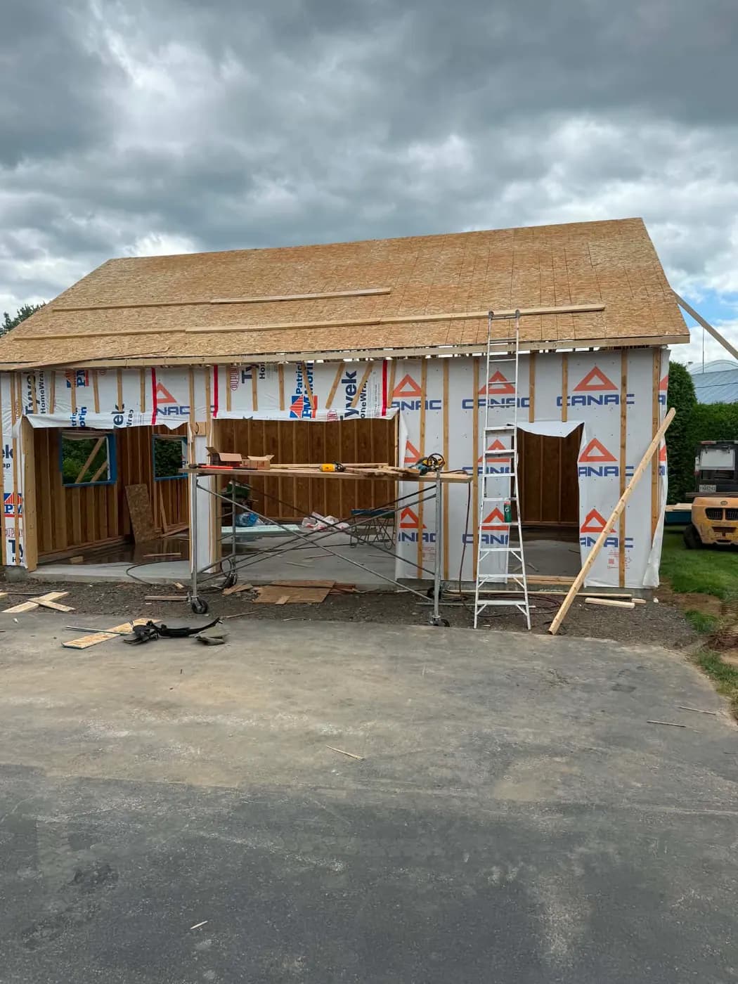 Ossature et toiture de bois en construction